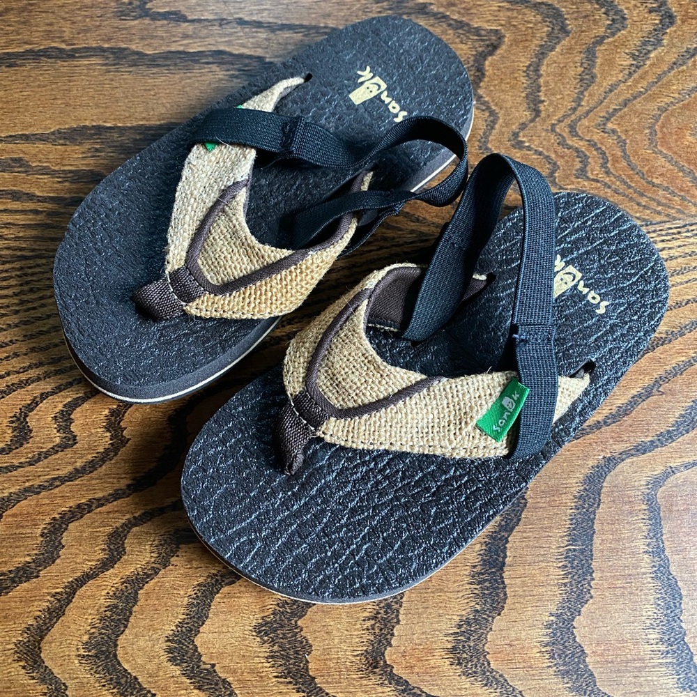Sanuk Kids Sandals in Black and Tan